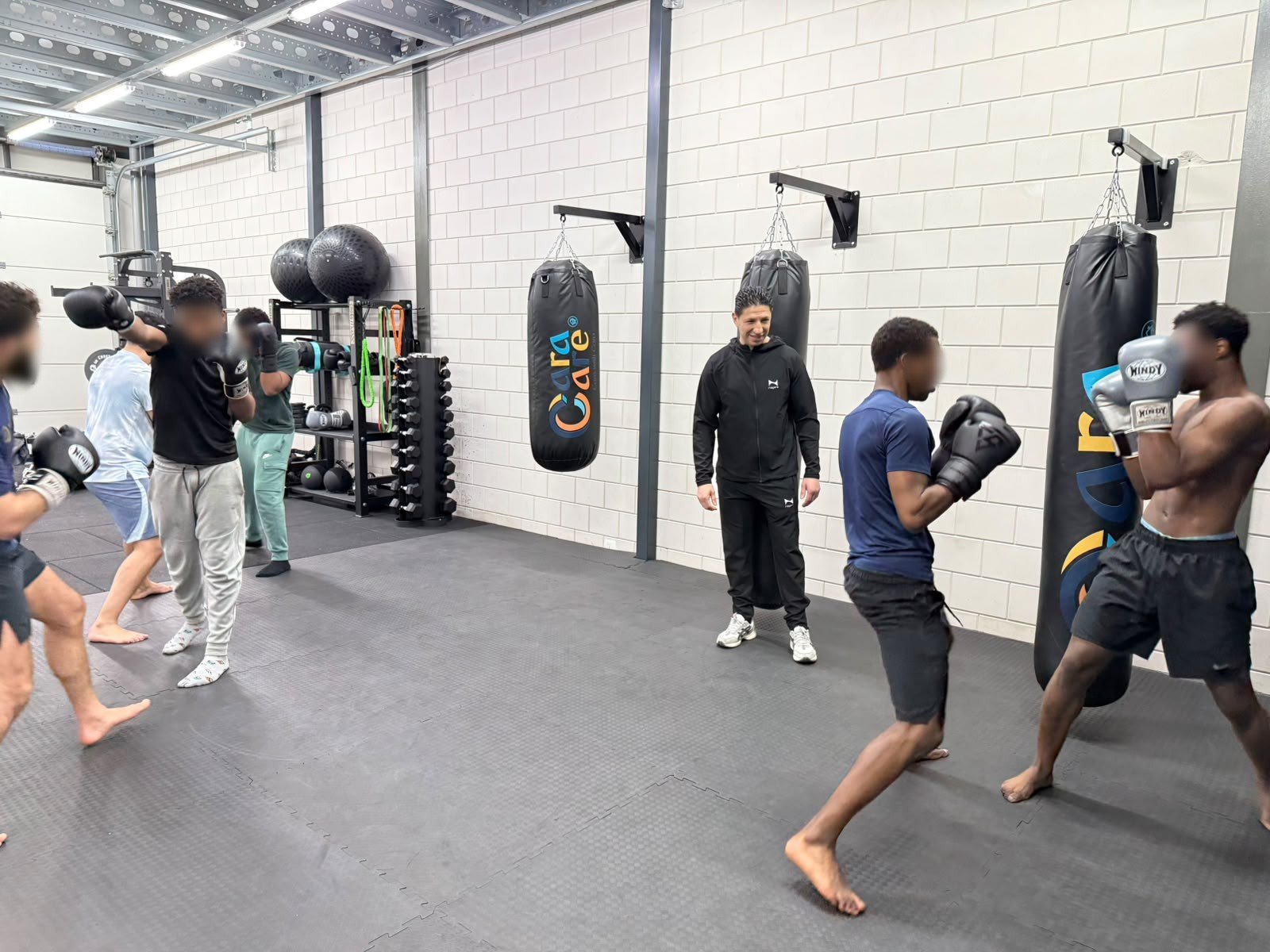 Bokstraining van Cara Boost in de eigen sportschool van Cara Care