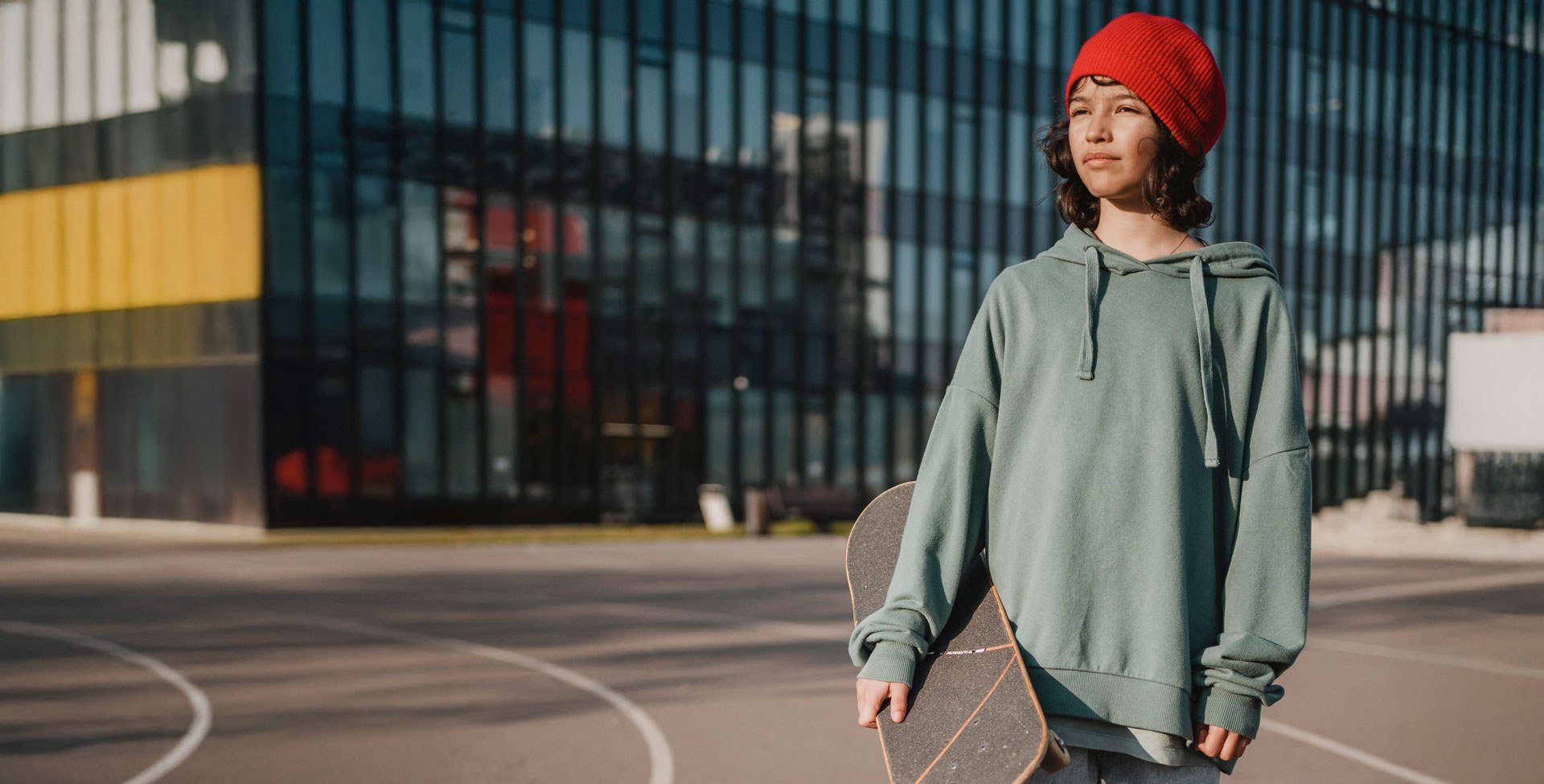 Jongere met een skateboard op straat in Rotterdam