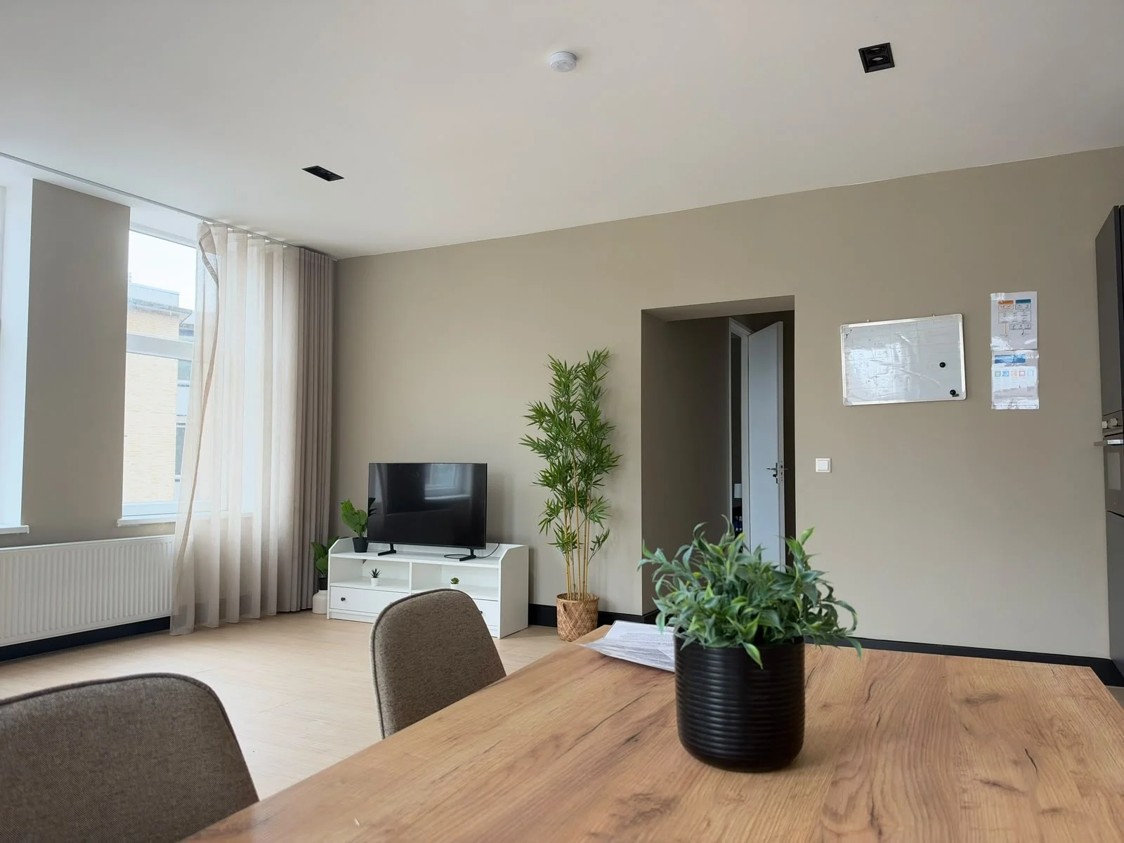 Lichte woonkamer in een van de woonvoorzieningen van Cara Care